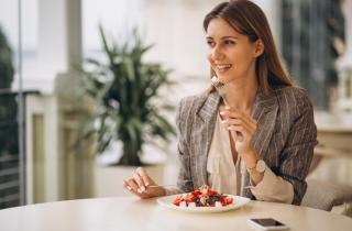 Обеденный перерыв превращается в бесплатный овертайм: как привычка поесть за компьютером ворует у сотрудника законный отдых