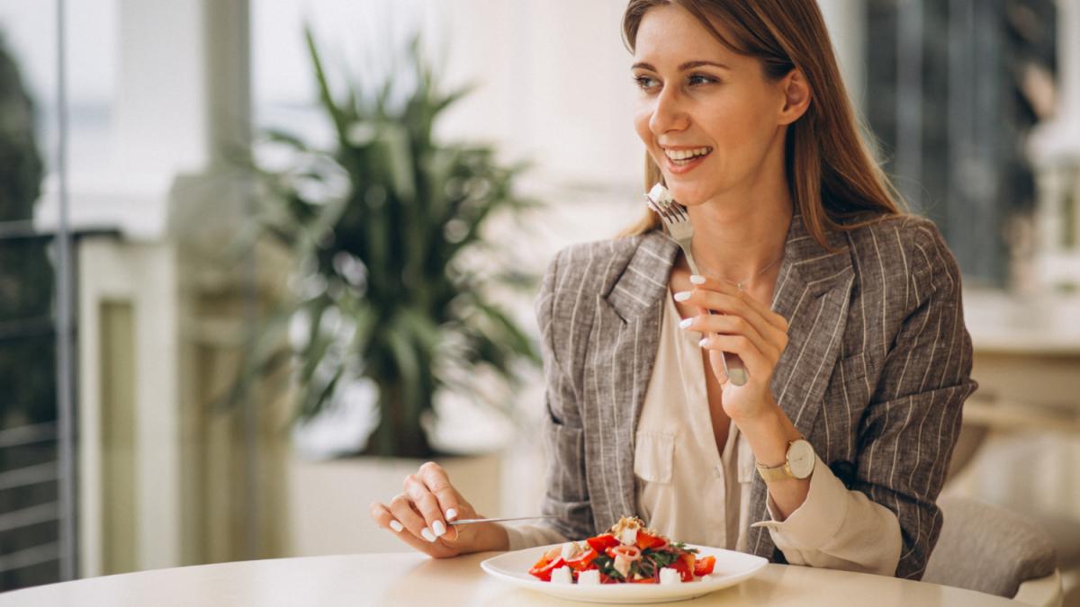 Девушка обедает