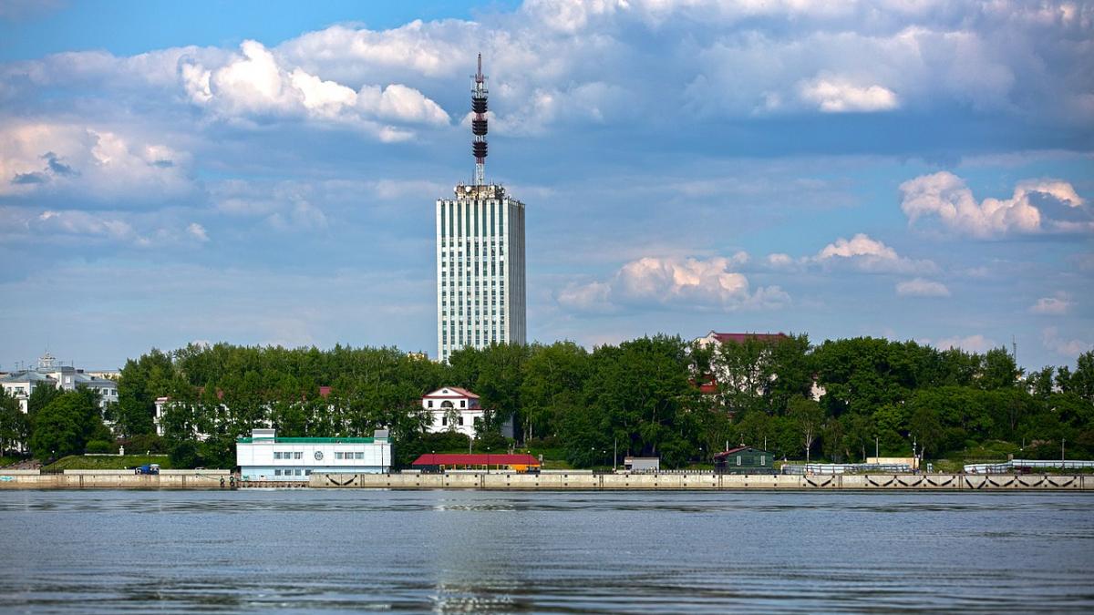 Вид с реки Северная Двина на город Вид с реки Северная Двина на город