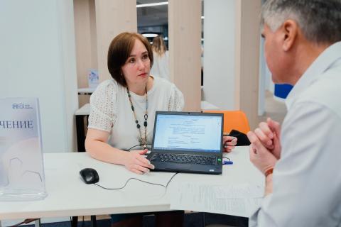 Вакансий меньше, конкурентов в восемь раз больше: офисные специалисты первыми попадают под удар охлаждения рынка труда