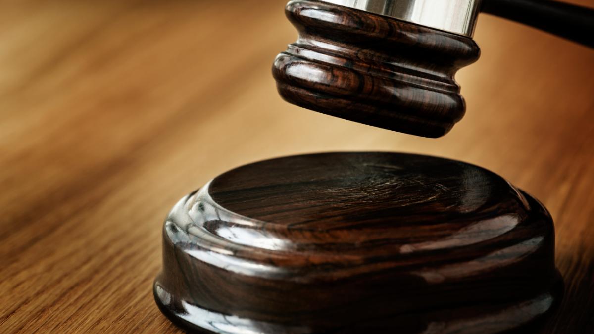 Судейский молоток на столе