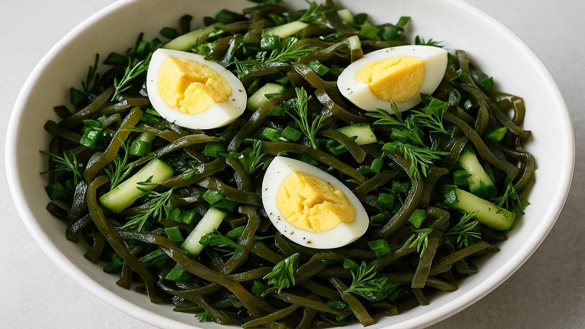Лёгкий салат с морской капустой и яйцом