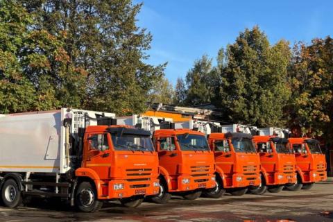 В Петрозаводске начали работать пять новых мусоровозов КамАЗ — сообщил Артур Парфенчиков
