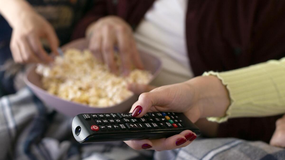 Друзья смотрят телевизор