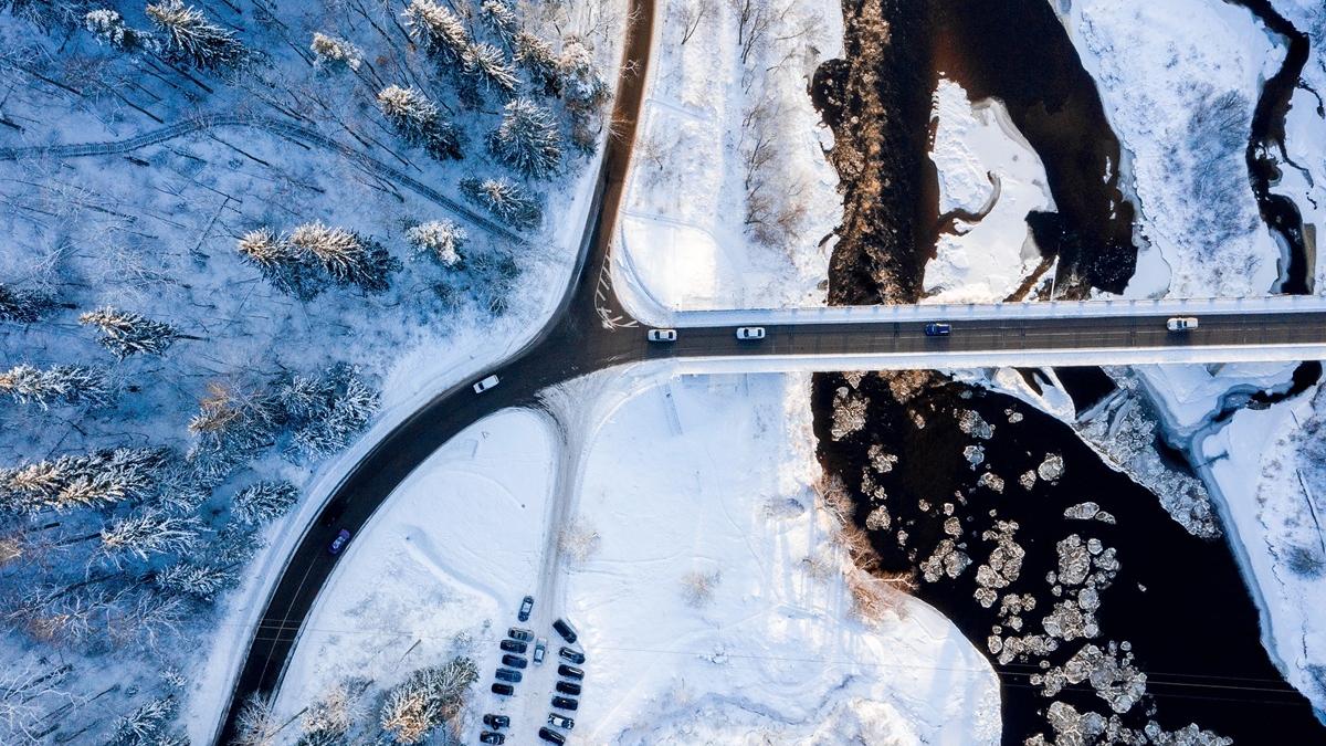 Автомобиль на мосту зимой