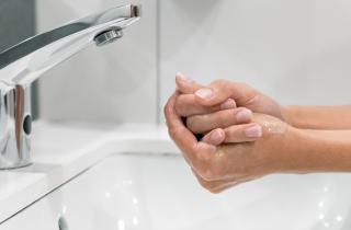 Кожа рук пересыхает из-за мытья и отопления — дерматолог Скорогудаева