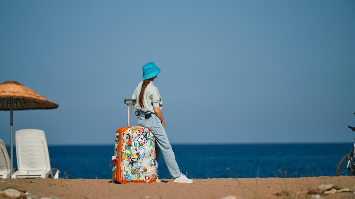 Девушка с чемоданом