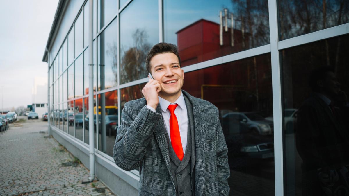 Счастливый бизнесмен пешком