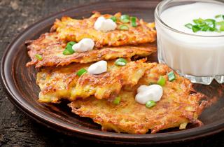 Картофель и лук натирают на мелкой тёрке для драников — Повар.ру