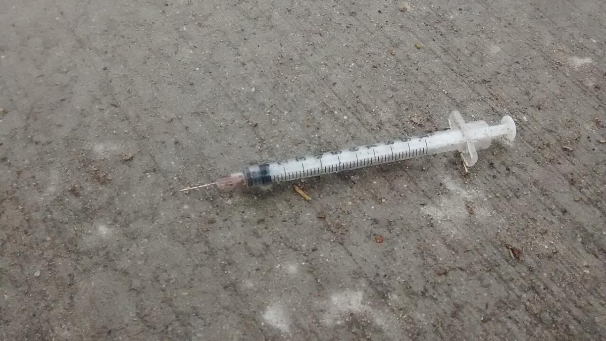 Шприц, наркотики