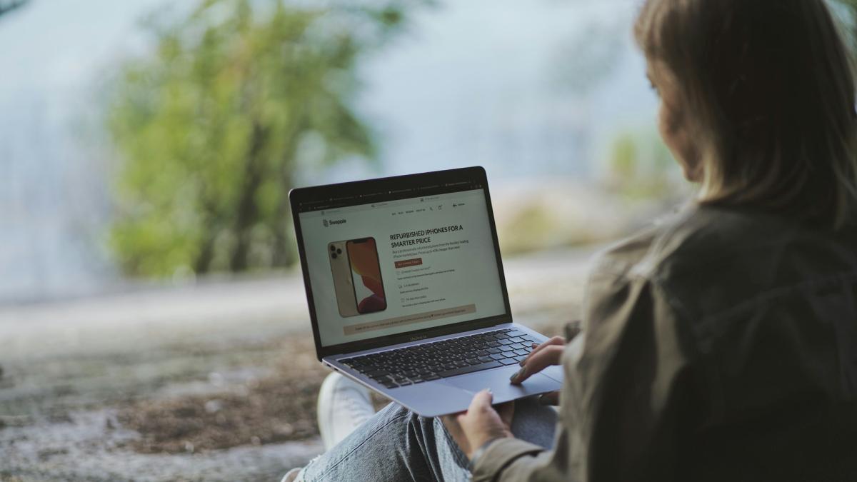 Женщина с ноутбуком на природе