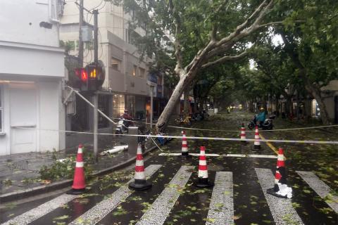 На Филиппинах объявлено бедствие: мощный тайфун заставил бежать более миллиона человек