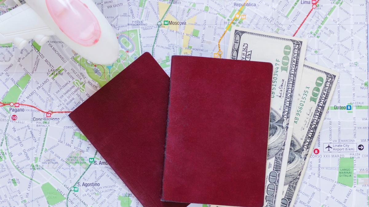 Повышенный вид на самолет; паспорт; банкноты и карты