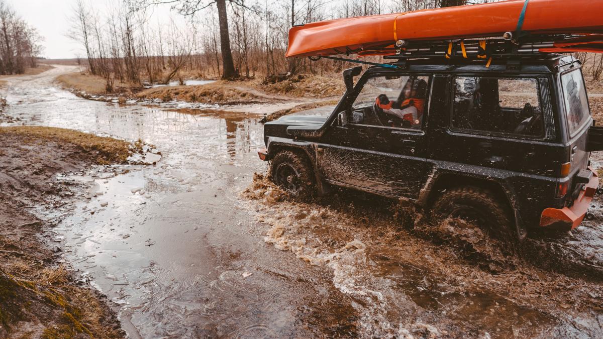 Поездка по затопленной грунтовой дороге