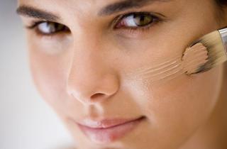 Дерматологи: перепады температур нарушают барьер кожи и влияют на тональный крем