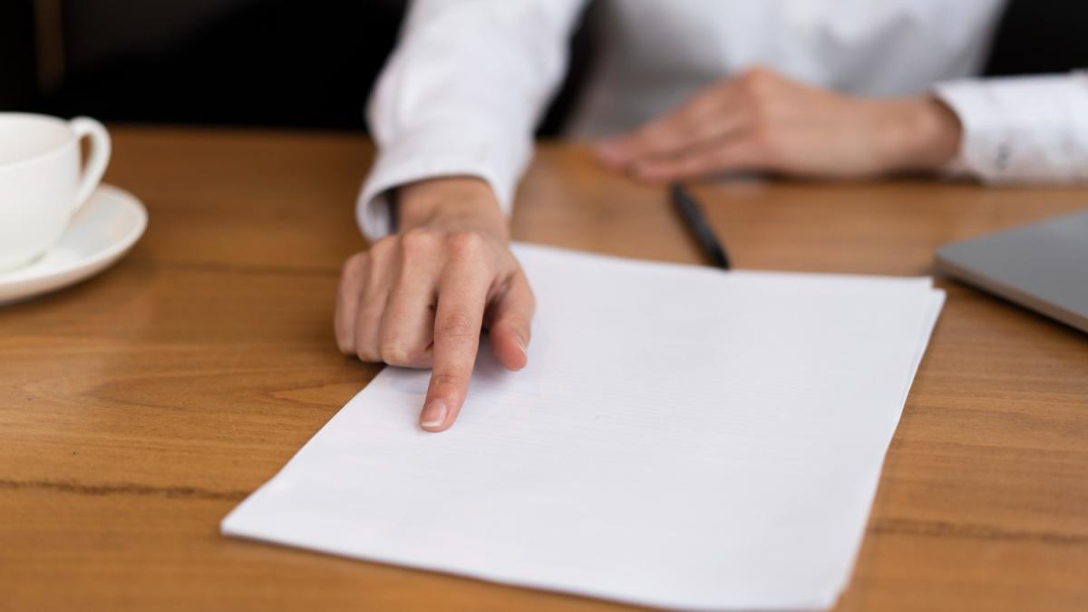 Деловая женщина с документами