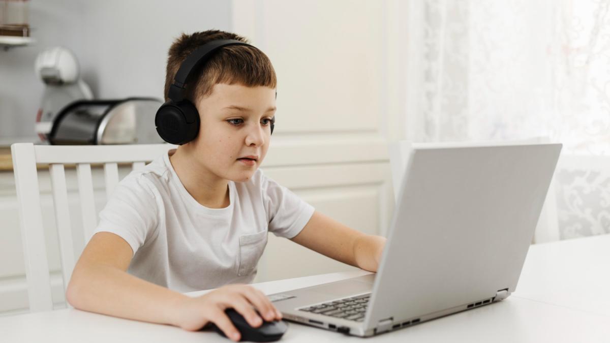 ребенок играет в компьютер