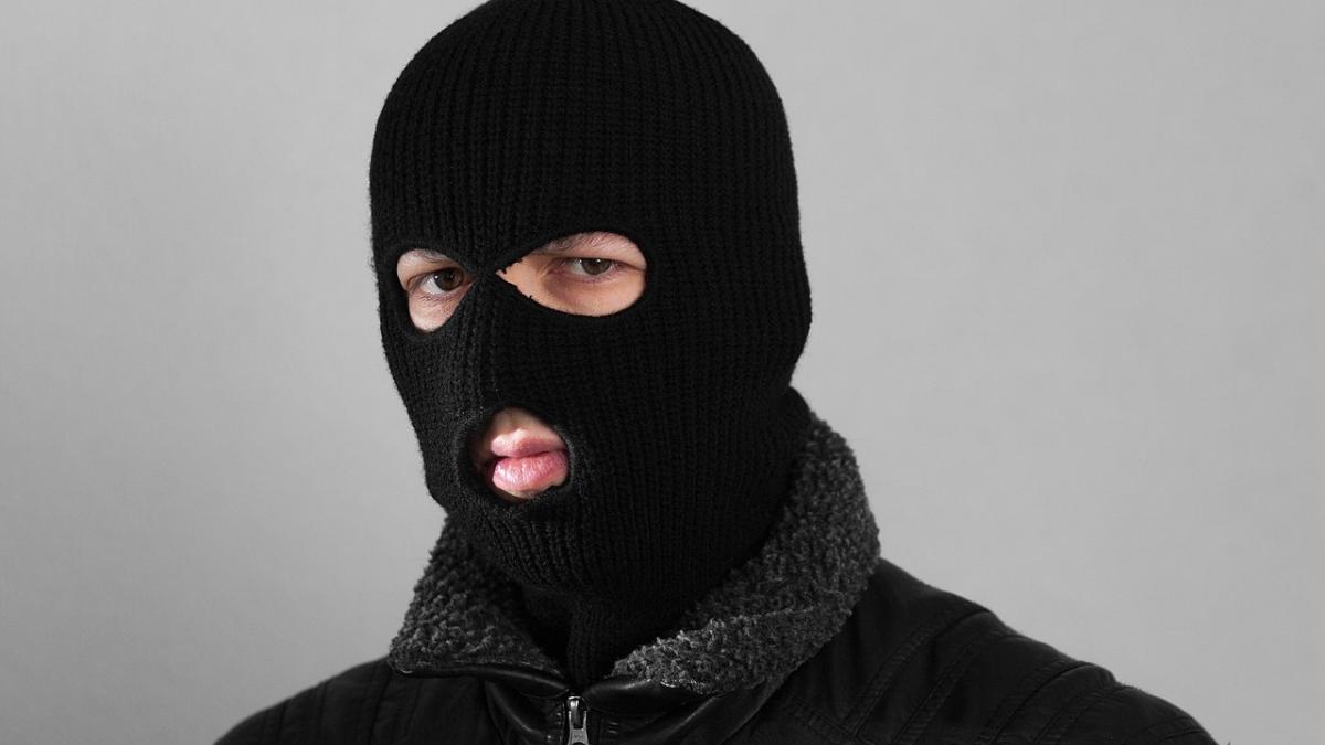 Мужчина в балаклаве