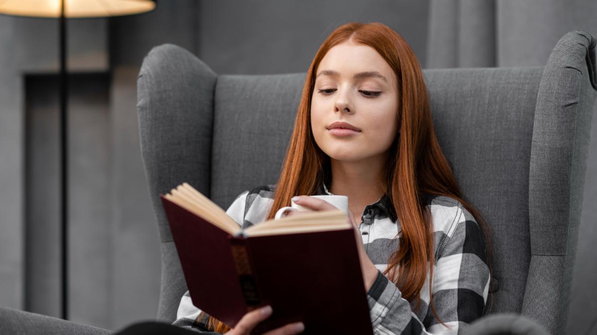 Девушка-подросток с книгой Девушка-подросток с книгой