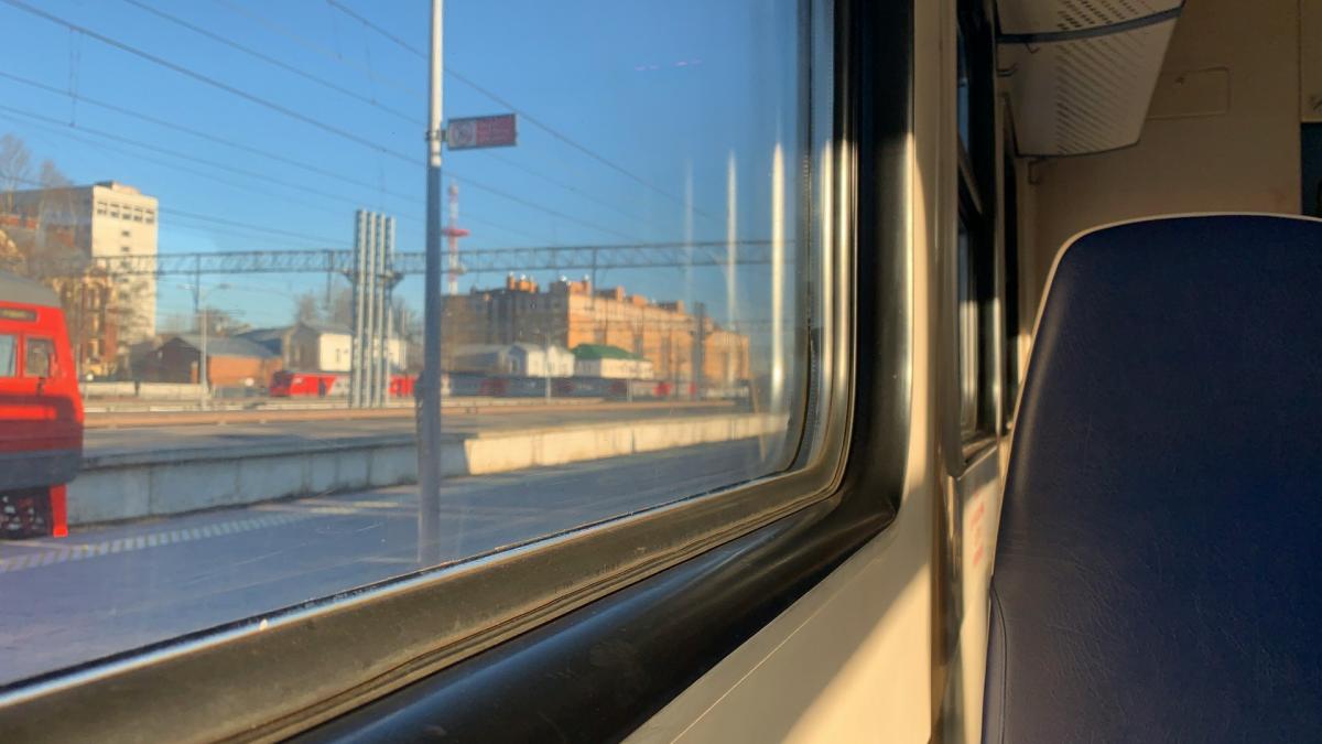 Поезд в движении (вид из окна)