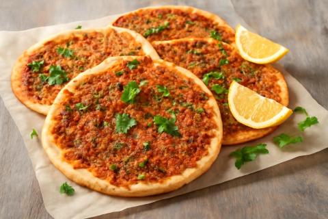 Нутрициологи рекомендуют: лахмаджун с лимоном и свежими овощами как идеальный ужин