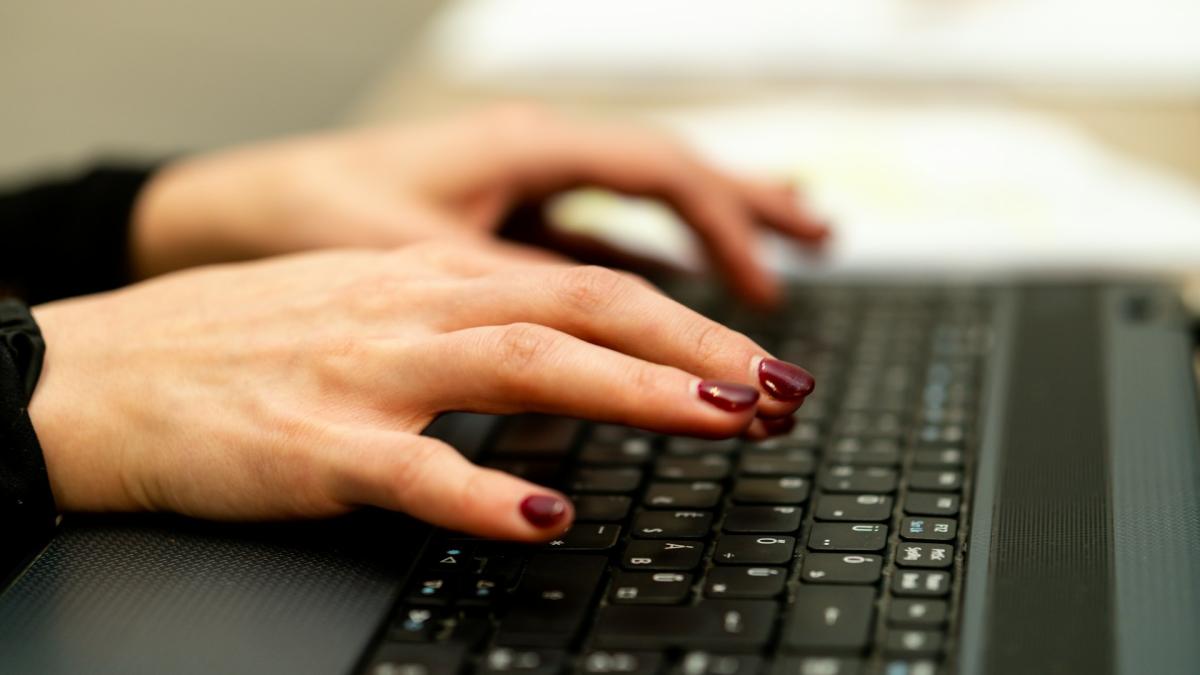 Руки на клавиатуре