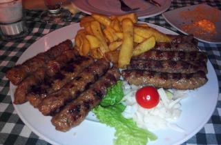 Осенний болгарский перец придал чевапчичам сладкий аромат — кулинары