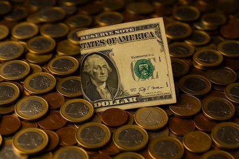 Эксперт прогнозирует курс доллара не выше 89 рублей
