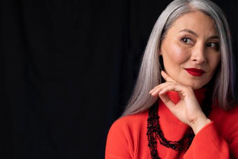 Серебристый оттенок волос стал трендом 2026 года — GLAMOUR