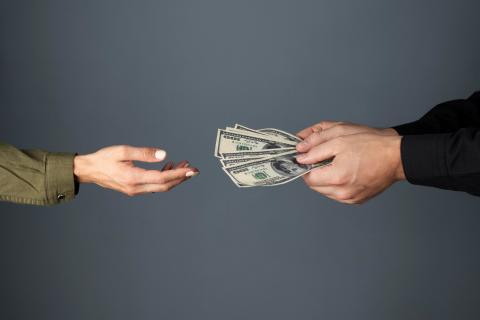 Сам не гам и тебе не дам: почему россияне массово перстают брать и давать в долг