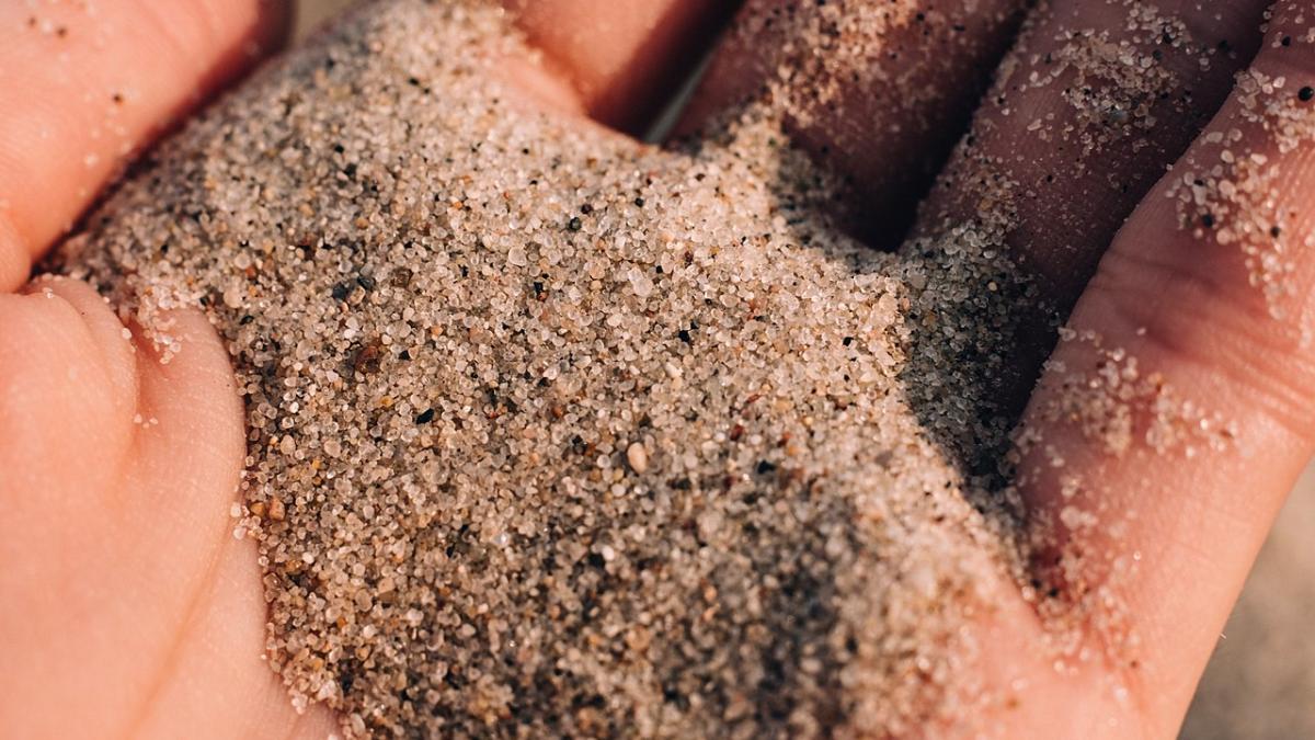 Песок в руке