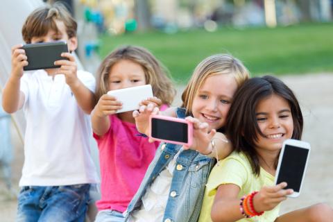 Учёные из JAMA: частое использование соцсетей снижает интеллект подростков