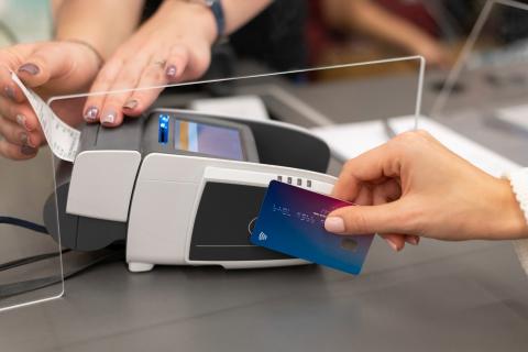 Банковские карты под контролем: как новый сервис на Госуслугах осветит тёмные схемы