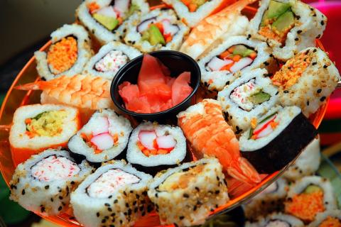 Роллы с гребешком и северными травами удивят свежим вкусом