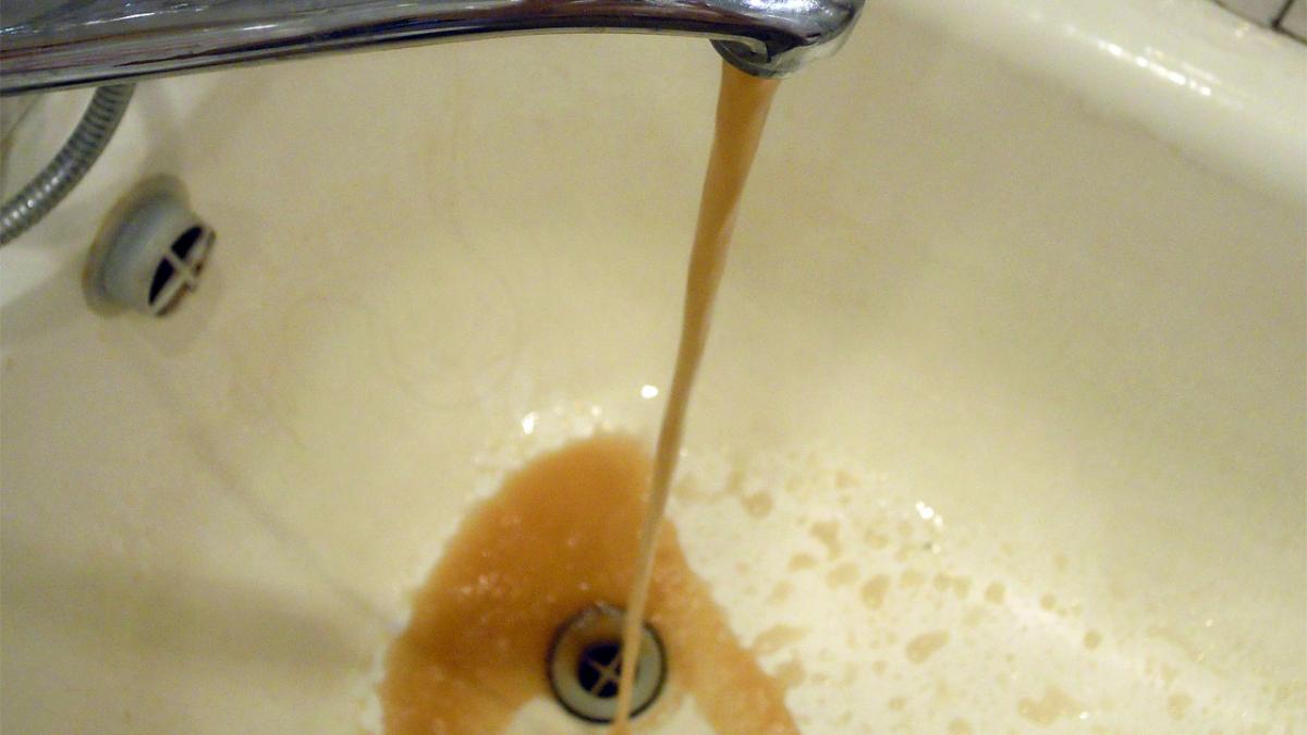 Коричневая вода (ржавая вода), текущая из крана после временного отключения