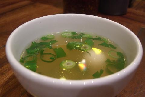 Говяжьи суставы сделали бульон максимально густым — эксперты