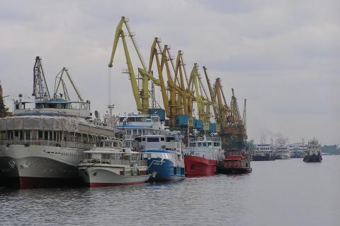 В порту Анадырь открылась морская навигация: два судна уже загружают углём на экспорт