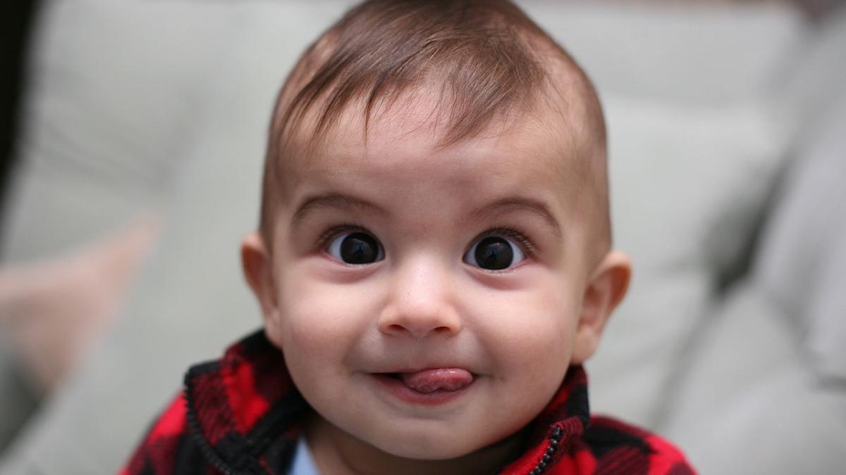 Ребёнок в клетчатой рубашке