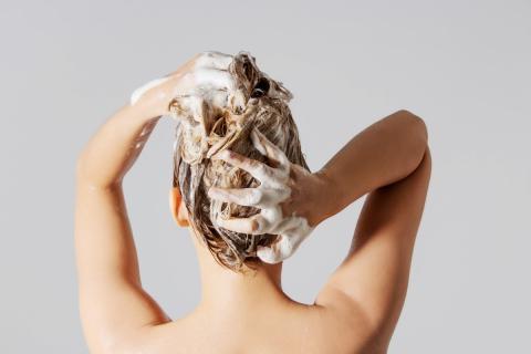 Почему ухаживать за кожей головы так же важно, как и за кожей лица