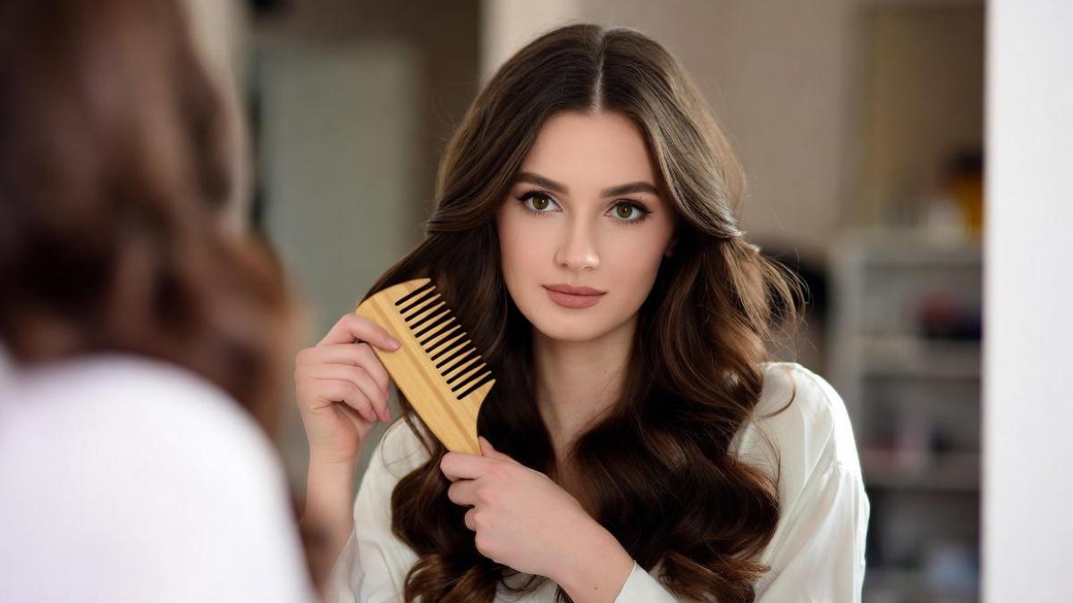 Расчесывание волос деревянной щеткой