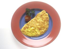 Лёгкое взбивание яиц сохранило нежную структуру омлета — кулинары