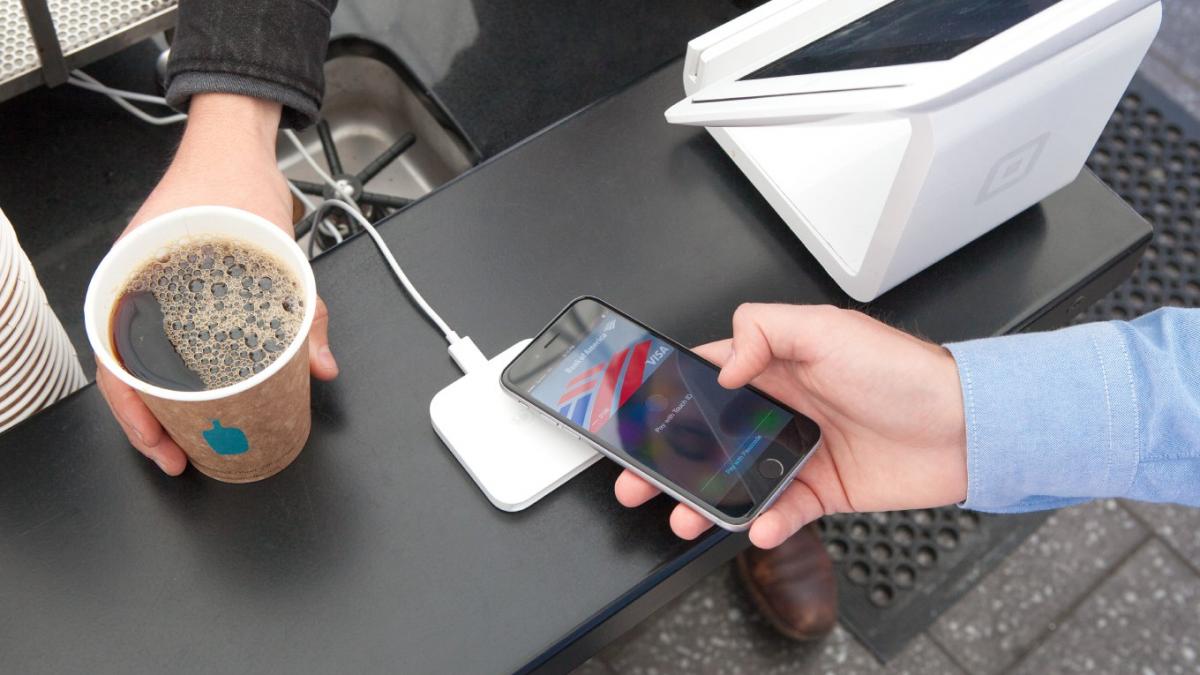 Оплата кофе с помощью приложения Apple Pay Оплата кофе с помощью приложения Apple Pay