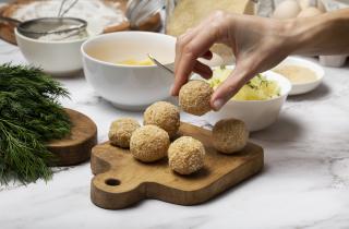 Мелкая нарезка начинки укрепила структуру сырных шариков — кулинарные эксперты