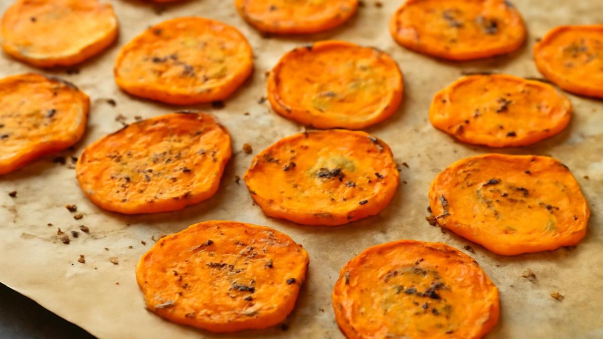 Морковные чипсы с оливковым маслом и специями