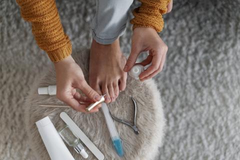 Мастер Наталья Соколова назвала главные ошибки домашнего педикюра