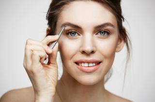 Косметологи посоветовали использовать два оттенка карандаша для естественной формы бровей