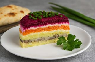 Селёдка под шубой стала самым выгодным салатом к Новому году