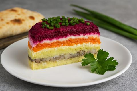 Селёдка под шубой стала самым выгодным салатом к Новому году